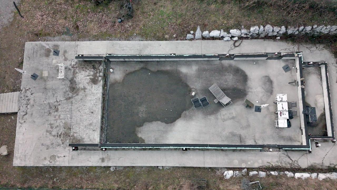 © ORF Eine Luftaufnahme zeigt ein rechteckiges, ummauertes Betonplatte