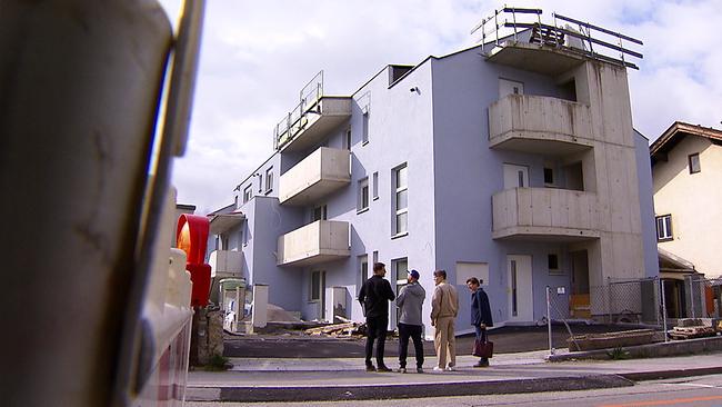 © ORF Herr L und drei andere Wohnungskäufer stehen vor dem Haus in der Innsbrucker Lönsstraße, in dem sie schon seit 2023 wohnen sollten.