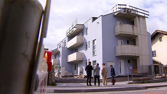 Herr L und drei andere Wohnungskäufer stehen vor dem Haus in der Innsbrucker Lönsstraße, in dem sie schon seit 2023 wohnen sollten.