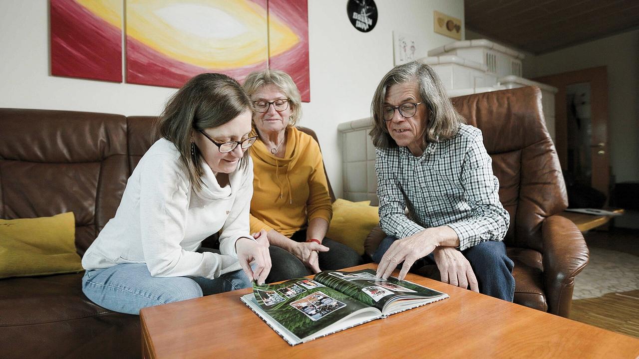 Schicksalsglaube: Familie Grießler schauen sich ein Fotoalbum von Tochter Sabine an.