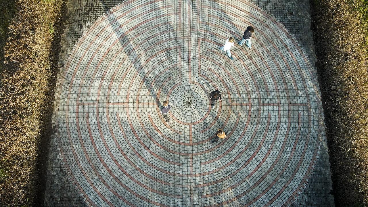 Schicksalsglaube: Das Leben ist wie ein Labyrinth, wo die Wege nicht eindeutig sind, aber es ein Ziel gibt.