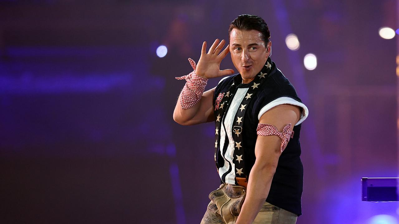 Andreas Gabalier in Trachtenhose und ärmelloser Weste steht auf der Bühne beim "Schlagerbooom Open Air 2026"