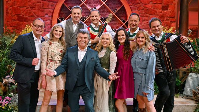 Volker Heißmann, Madlen Rausch, Jens Neher, Andy Borg, Simone Pogatschnig, Alma, Tammy und Die jungen Zillertaler beim Gruppenfoto auf einer rustikal dekorierten Bühne