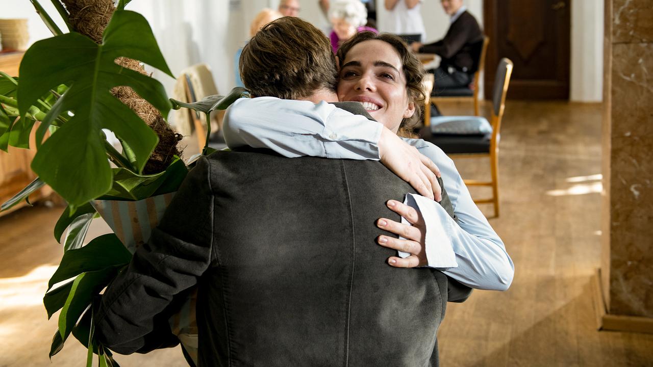 "Schönes Schlamassel": Daniel (Maxim Mehmet) nimmt die glückliche Anne (Verena Altenberger) in den Arm.