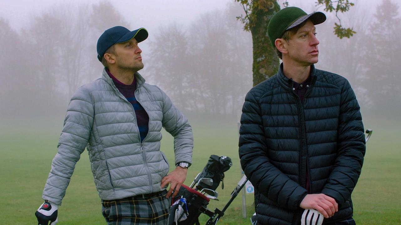 "Schönes Schlamassel": Tobias Feinstein (Lasse Myhr, li.) und Daniel Rubenbauer (Maxim Mehmet) beim Golf spielen.
