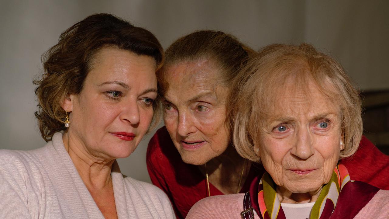 "Schönes Schlamassel":  Die Heimleiterin (Lilly Forgach), Lydia Goldberg (Erni Mangold) und Esther Cohen (Monika John)