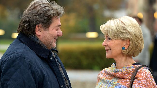 © ORF/Mona Film/Oliver Roth Ferdinand Sternheim und Henriette Frey lächeln sich bei einem Gespräch im Freien an.