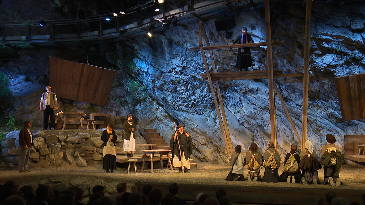© ORF Tirol/Ferdinand Cibulka Schauspieler auf einer Bühne während einer Aufführung.