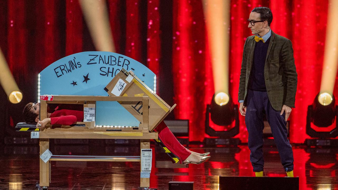 "Die große Silvester Show": Moderatorin Francine Jordi mit Komiker Marc Haller als Erwin