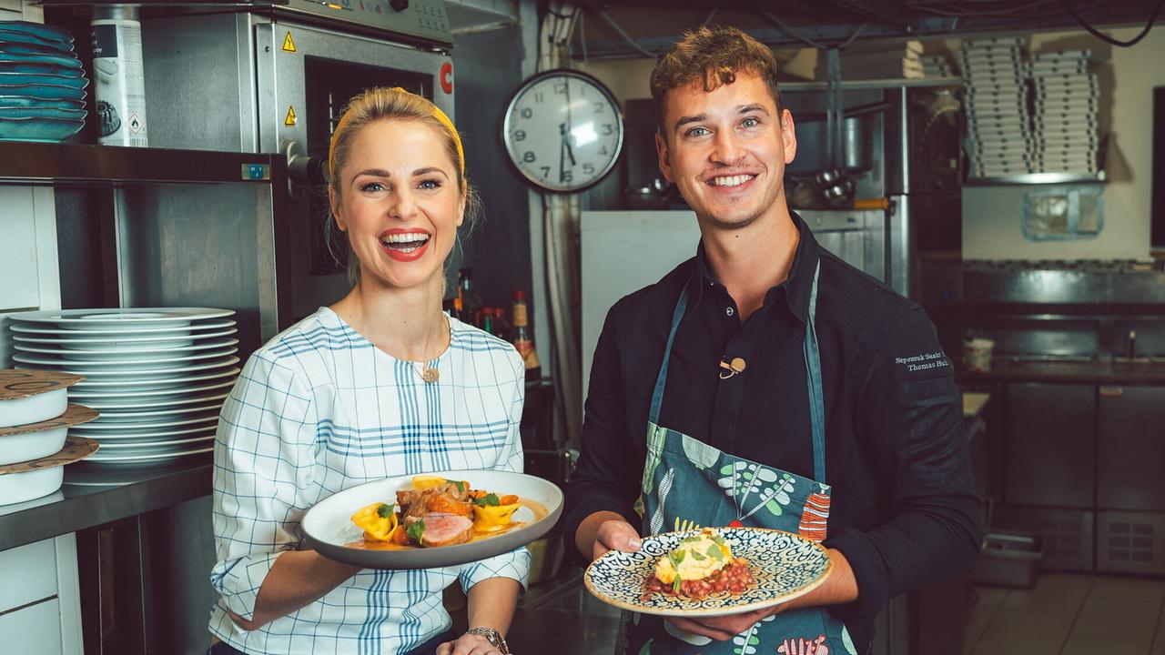 © ORF/Lura Media/Simeon Baker "Silvia unterwegs am Donauradweg": Silvia Schneider, Thomas Huber ((Restaurant Nepomuk, St. Florian), („Rosa Kalbfleisch mit brauner Butter, Schmortomaten und Tortellini“ und „Topfensouffle“).
