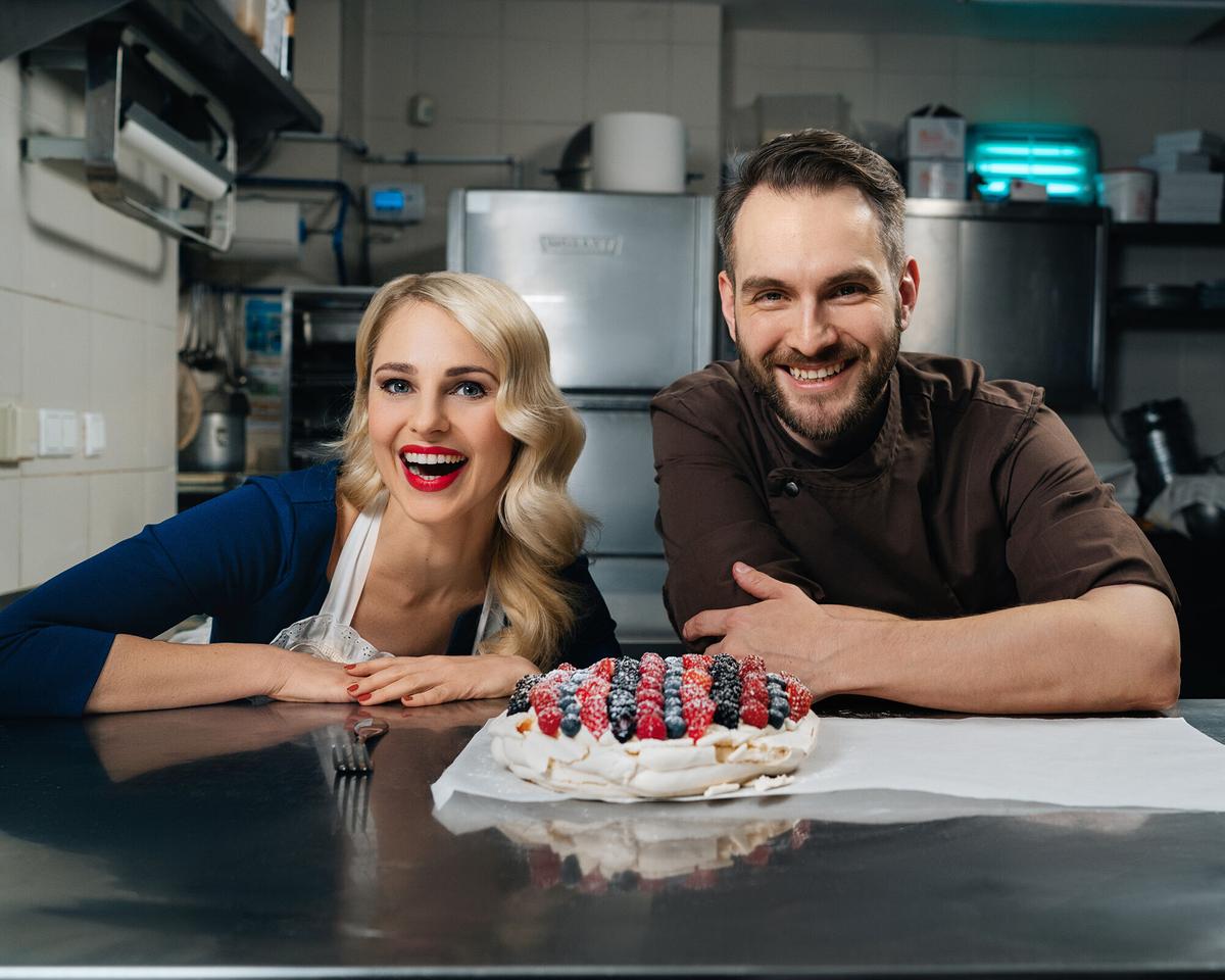 © ORF/Lura Media/Simeon Baker "Silvia unterwegs im österlichen Wien": Silvia Schneider, Jürgen Vsetecka, Chief of Sugar („Österliche Pavlova“)