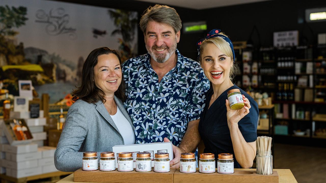 © ORF/Lura Media/Simeon Baker "Silvia unterwegs im Dachstein-Salzkammergut": Silvia Schneider mit Susanne und Rainer Baumgartner (Senferei Annamax in Bad Goisern)