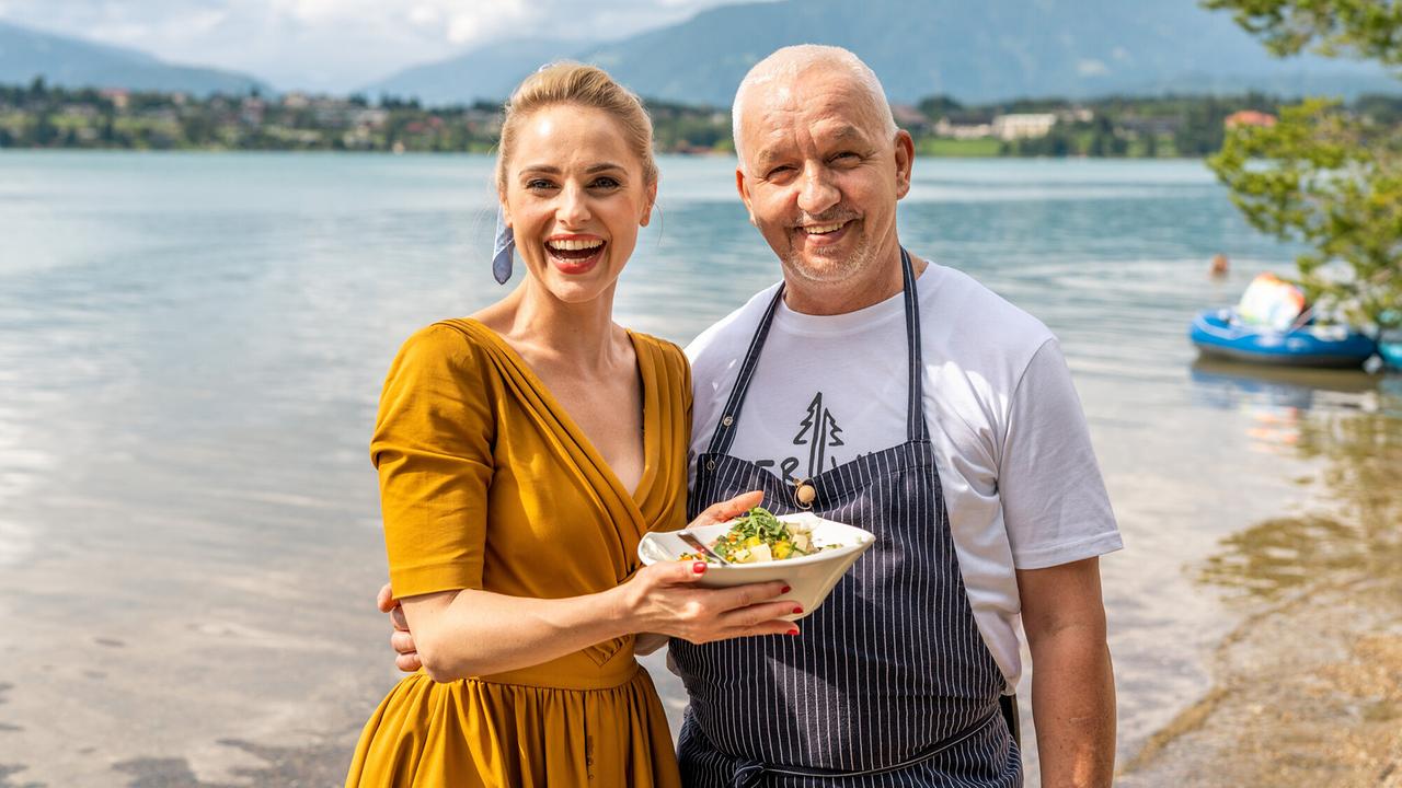 © ORF/Lura Media/Simeon Baker "Silvia unterwegs am Faaker See": Silvia Schneider, Robert Kogler, Chefkoch des Restaurants Camping Anderwald am Faaker See („Kärntner Ritschert“ und „Apfelstrudel“)