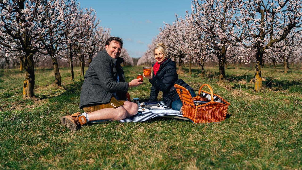 © ORF/Lura Media/Simeon Baker "Silvia unterwegs im Weinviertel": Wolfgang Hackl, Silvia Schneider