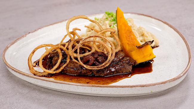 Silvia kocht: Zwiebelrostbraten vom Hirsch, schwarze Nuss, grüner Hokkaidokürbis & Roggenspätzle