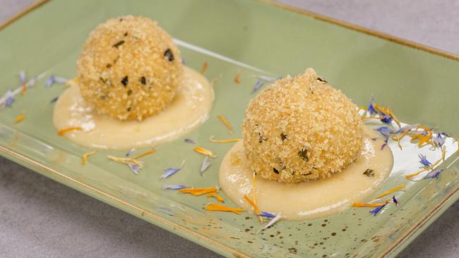 Silvia kocht: „Topfenknödel im Kürbiskernmantel an Eisapfelmost-Sabayon“ von Karin Leitner