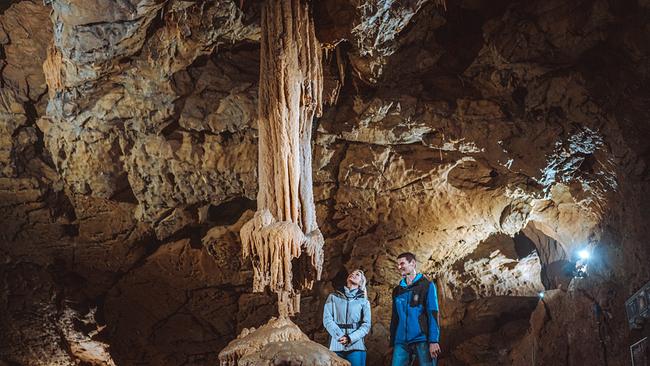 © ORF_LuraMedia_S.Baker Silvia Schneider in der Lurgrotte