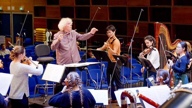 © ORF/Kickfilm/Daniel Assmann Simon Rattle - Vom Glück des Dirigierens