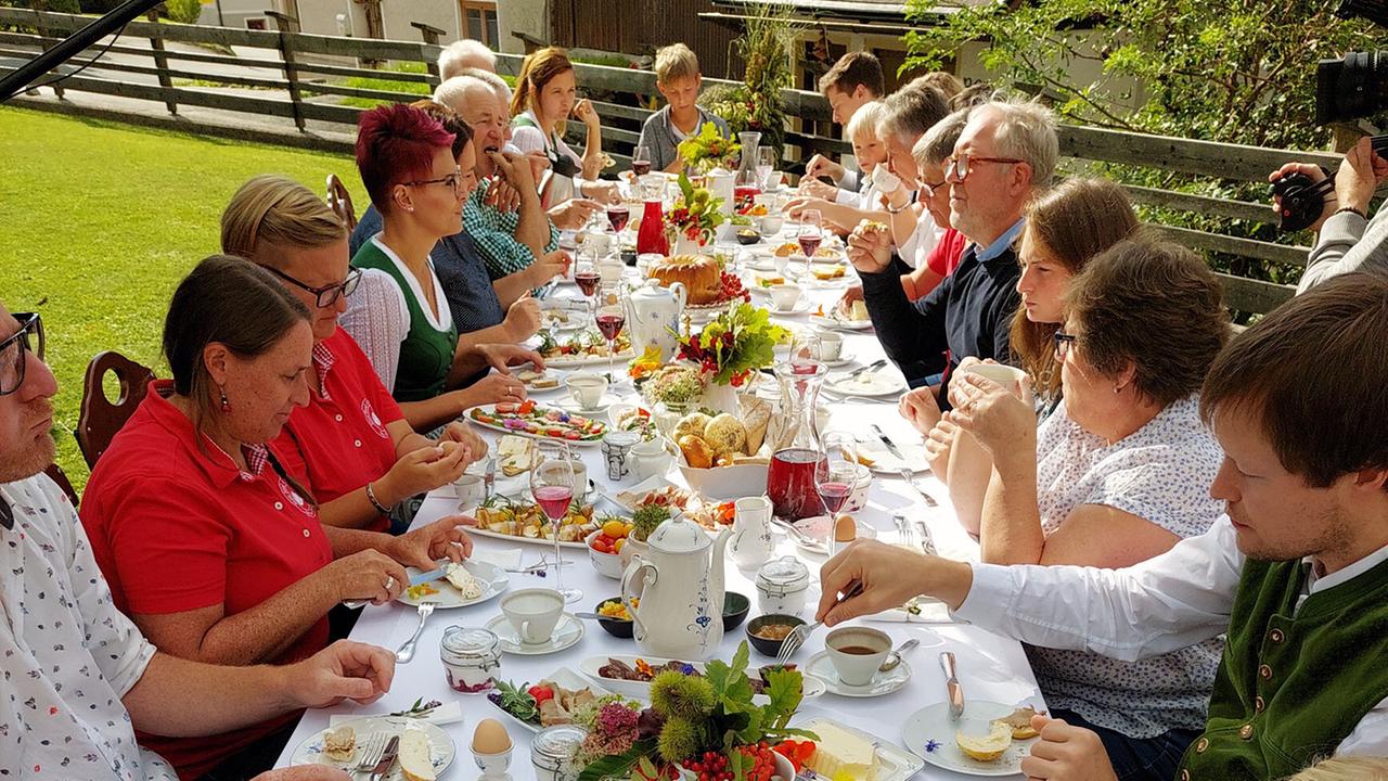 Slow food - Kulinarisches Erbe als Schatz der Zukunft: In Berg im Drautal kann man ab und zu an einer großen Frühstücktafel die Köstlichkeiten der Region in der Dorfgemeinschaft genießen.