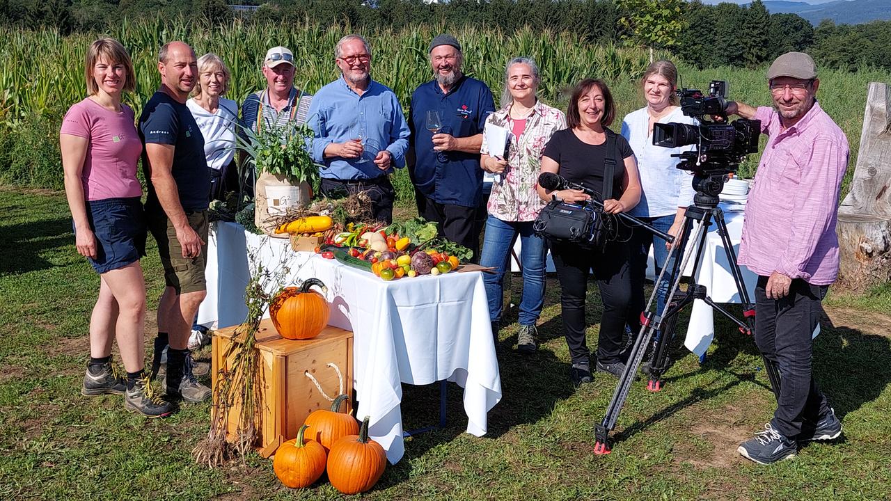 Slow food - Kulinarisches Erbe als Schatz der Zukunft: Team: v.l.n.r. : Barbara Urbanek (Gemüsequadrat), Andreas Urbanek (Gemüsequadrat), Ingrid Bachler (Gastronomin), Franz Höfferer (Gemüsequadrat), Harald Krassnitzer (Schauspieler und Slow Food-Botschafter), Gottfried Bachler (Gastronom und Obmann Slow Food Kärnten), Barbara Altersberger (Gestaltung), Dimitrinka Pirich (Ton), Birgit Pertl (Kameraassistenz), Gerhard Lapan (Kamera)