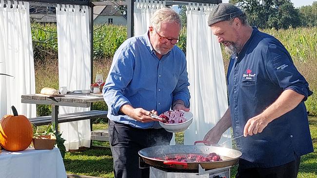 Slow food - Kulinarisches Erbe als Schatz der Zukunft: Kochen im Gemüsequadrat am Acker mit Gottfried Bachler (Gastronom und Obmann Slow Food Kärnten) und Harald Krassnitzer (Schauspieler und Slow Food-Botschafter)