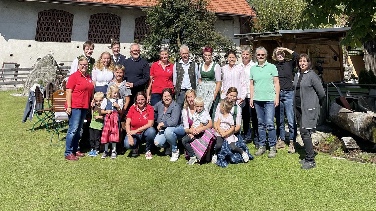 Slow food - Kulinarisches Erbe als Schatz der Zukunft: Gruppenfoto mit Harald Krassnitzer in Berg im Drautal