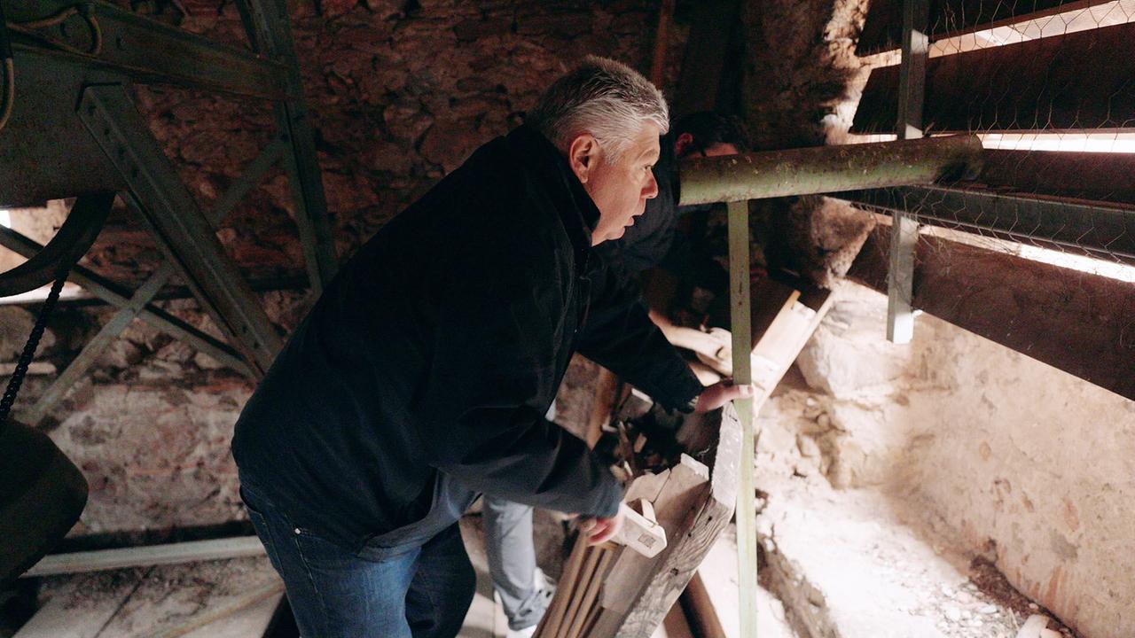 Der Turmratscher im Kirchturm dreht seine Ratsche.