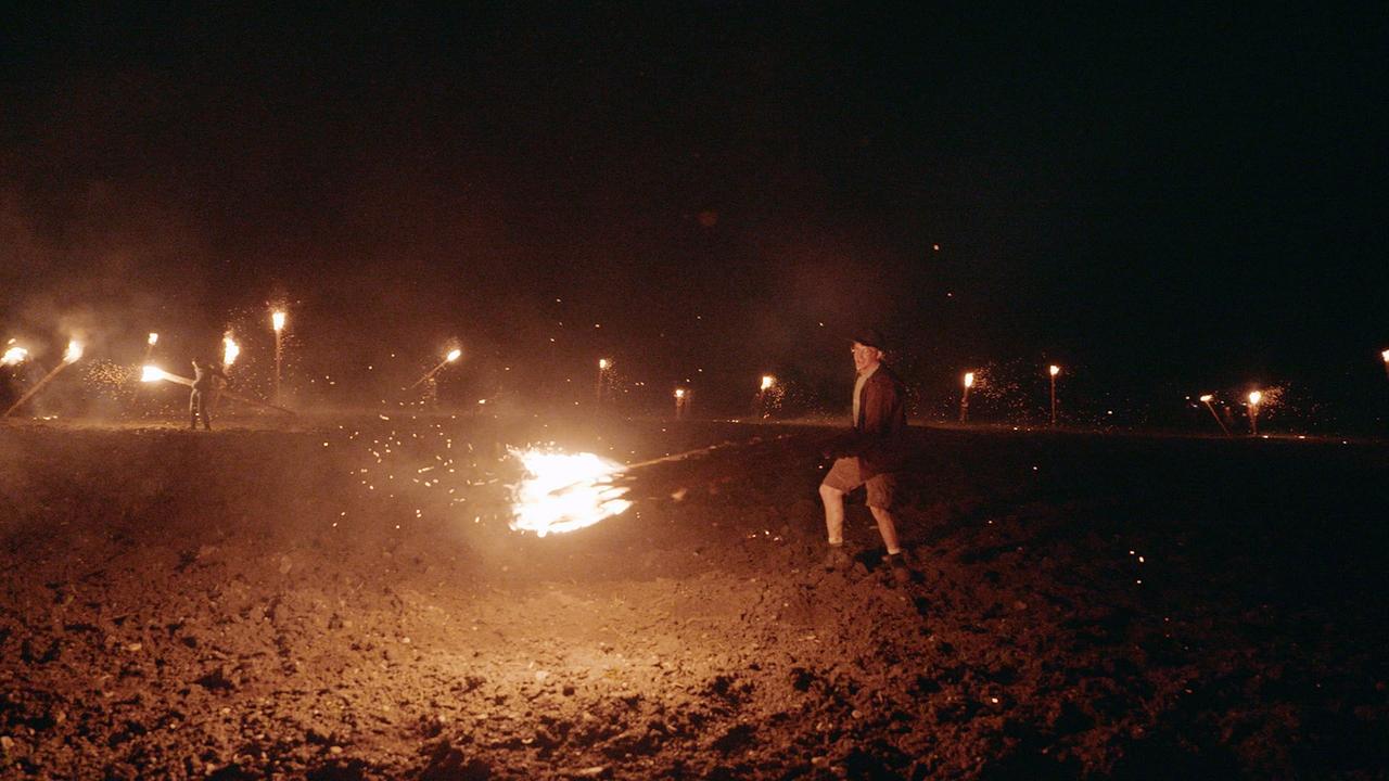 Etliche meterlange Fackeln werden nachts über die Äcker in Gösseling getragen.