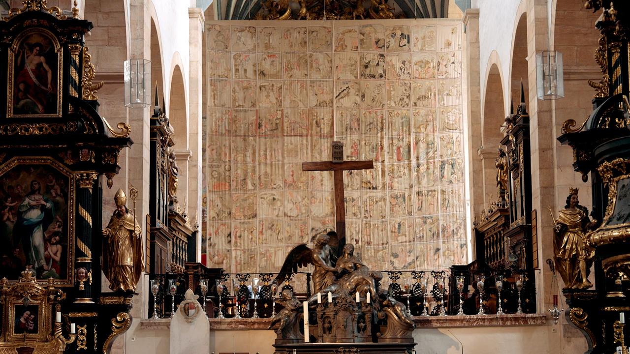 Das berühmte riesige Fastentuch hängt im Altarraum des Doms zu Gurk