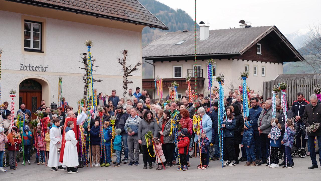Die feiernde Ostergemeinde bei der Segungn der Palmstangen vor der Kirche.