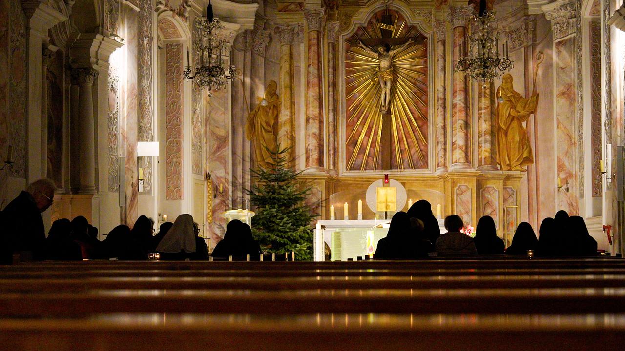 Das Innere der Kirche im Stift Wernberg, Klosterschwestern bei der morgendlichen Rorate-Feier