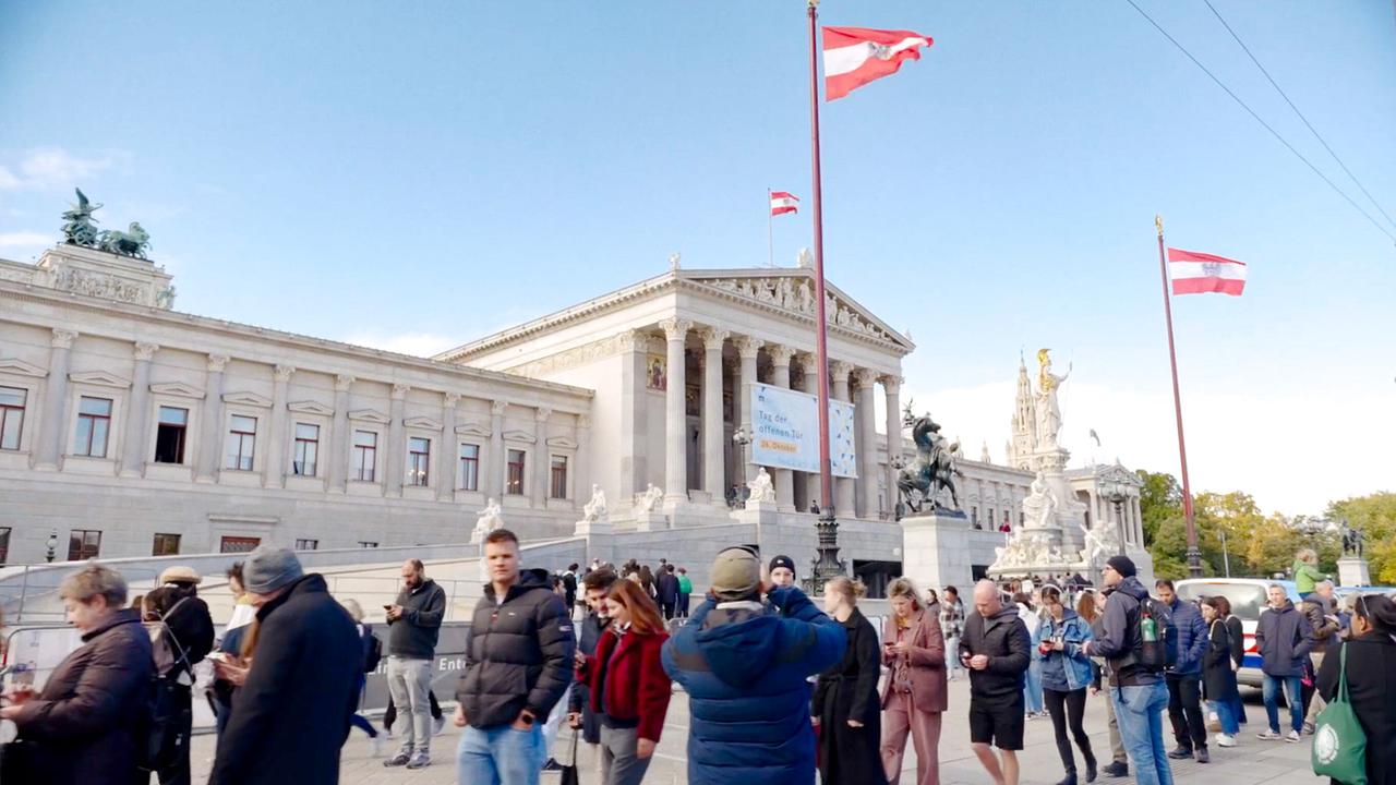 © ORF/Nikolaus Geyrhalter Filmproduktion So funktioniert Österreich - Menschen vor dem Parlamentsgebäude
