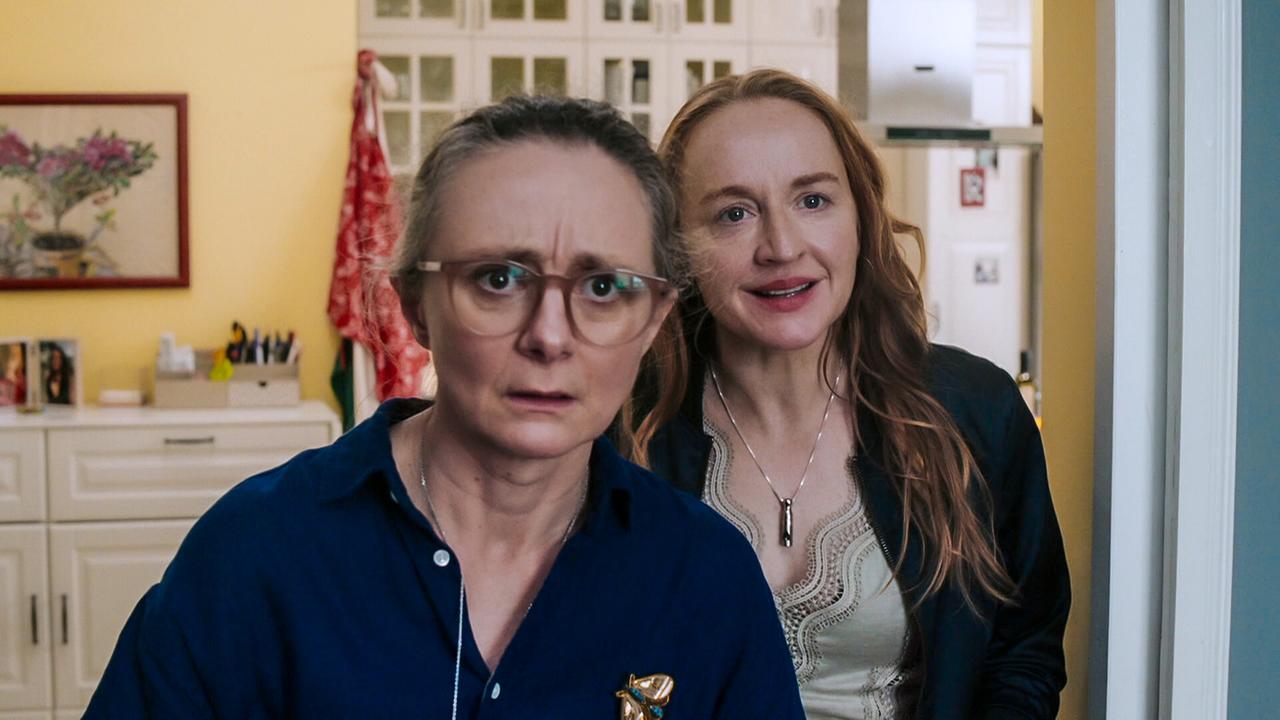 © ORF/BR/Cult Film Inka Schaller und Balbina Augustin stehen in einem Türrahmen eines hellen Wohnraums und schauen verwundert nach vorne.