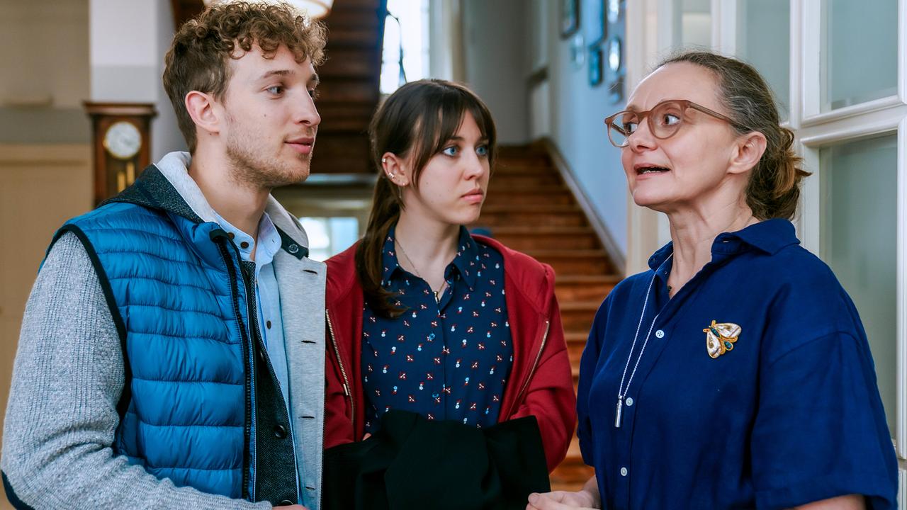 © ORF/BR/Cult Film/Petro Domenigg In einem Stiegenhaus vor einer Holztreppe führen Andreas Hofer, Hedwig Schaller und Inka Schalle ein Gespräch.