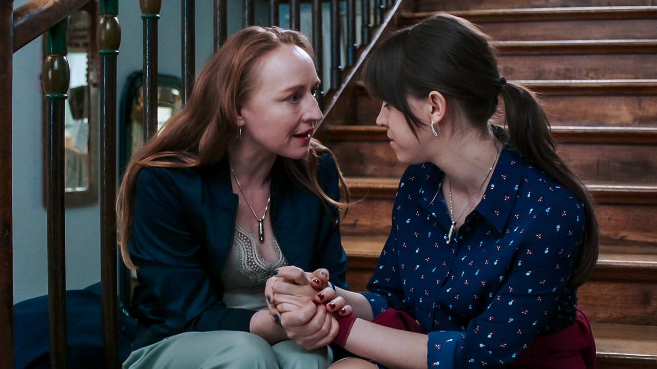 © ORF/BR/Cult Film Balbina und Hedwig sitzen auf einer Holztreppe und halten sich an den Händen.