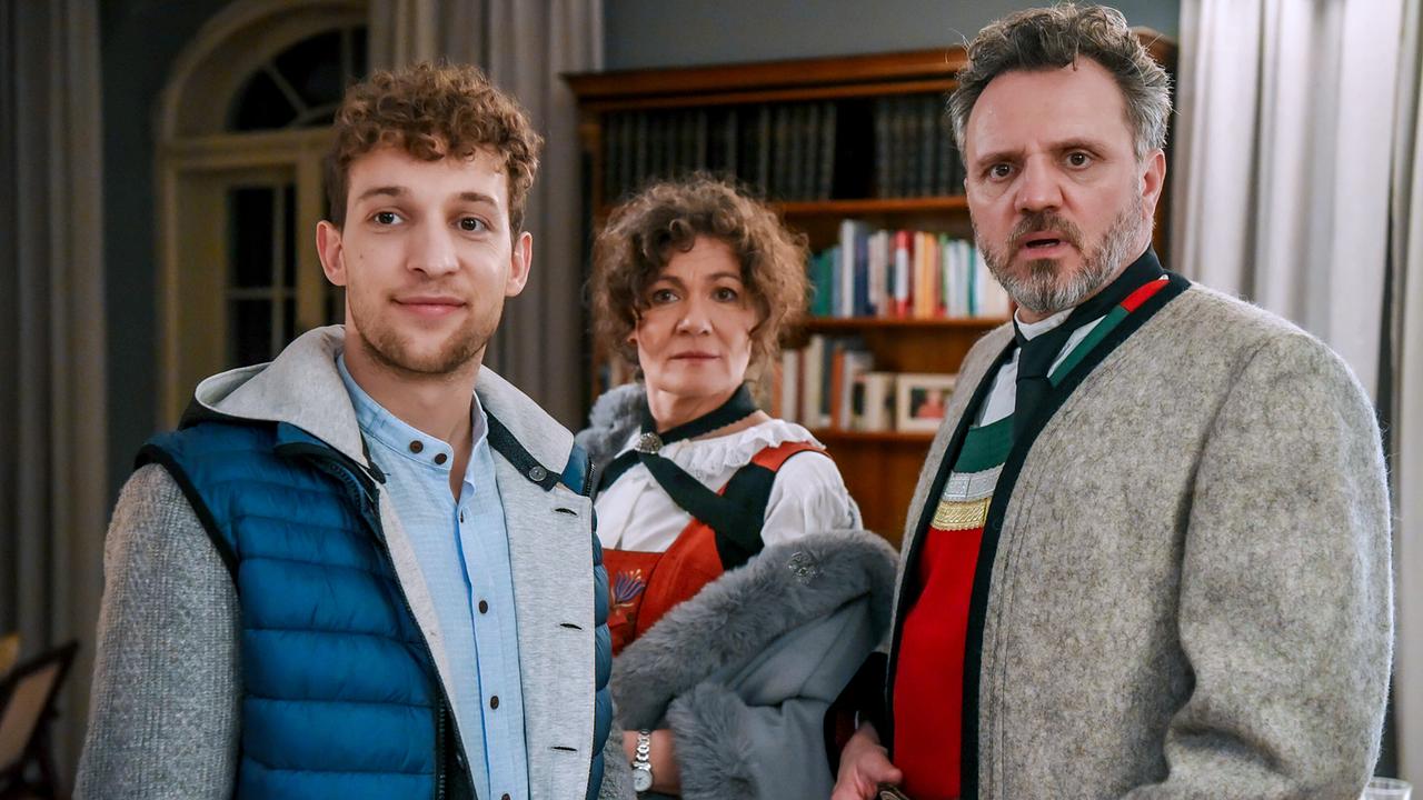© ORF/BR/Cult Film/Hubert Mican Andreas Hofer steht mit seinen Eltern, beide in Tracht, in einem Wohnraum.