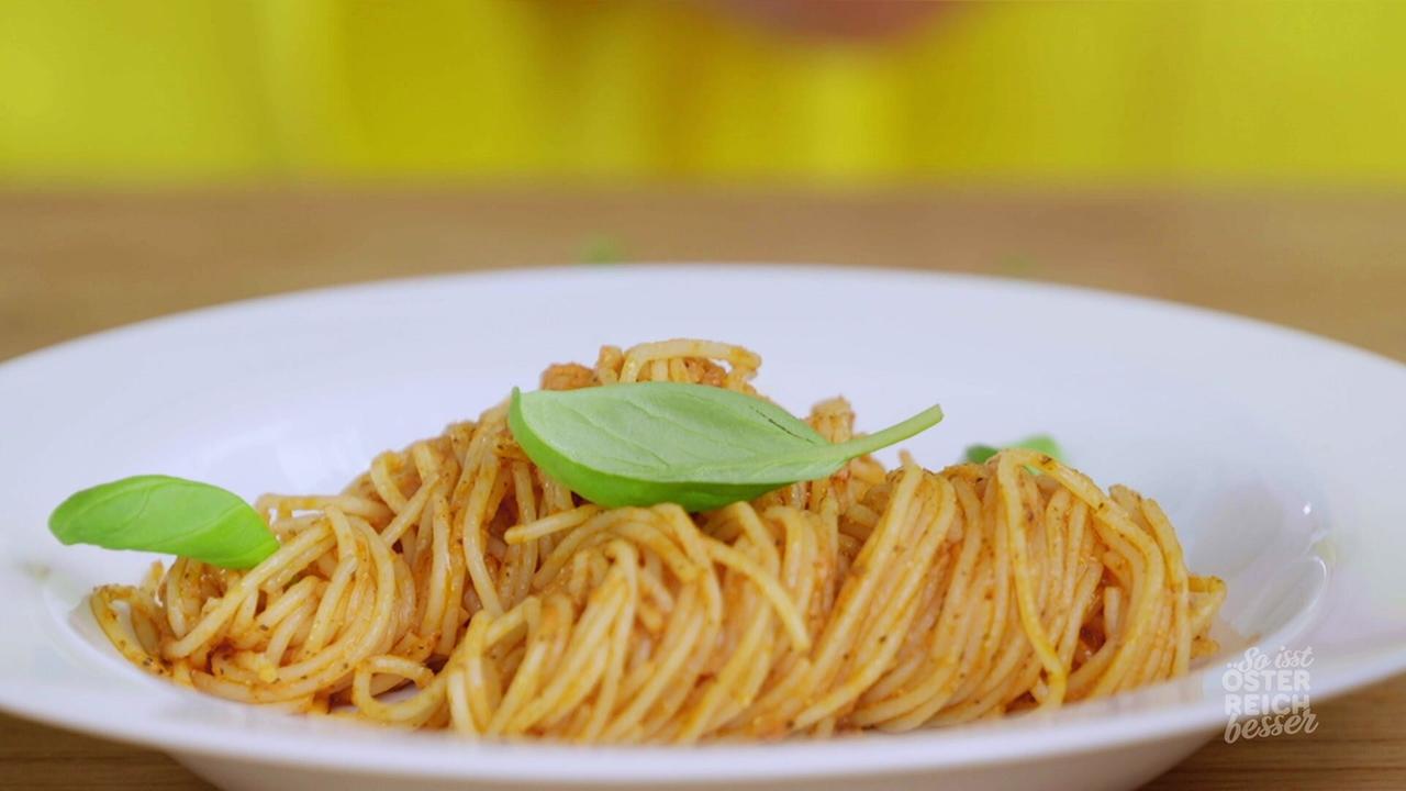 Teller mit Spaghetti und Pesto von Max Stiegl und Basilikum