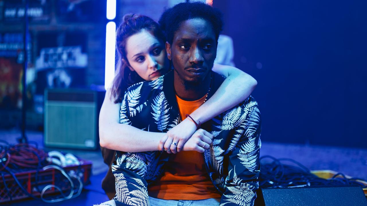 "Soko Donau – Schlussakkord": Marlena Marie Grübl (Carlotta Bennett), Emmanuel Ajayi (Robbie Siebers)