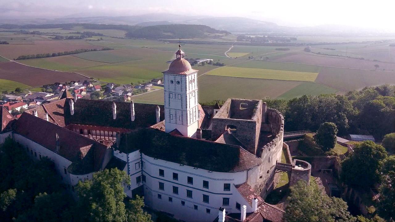 © ORF/Landesstudio Niederösterreich Die Schallaburg, eine große Burganlage mit markantem Turm, erhebt sich über einer weiten, landwirtschaftlich geprägten Ebene.