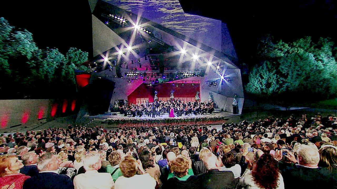 © ORF/Landesstudio Niederösterreich Ein nächtliches Open-Air-Konzert im Wolkenturm Grafenegg mit großem Orchester auf einer modern beleuchteten Bühne vor dicht gedrängtem Publikum.