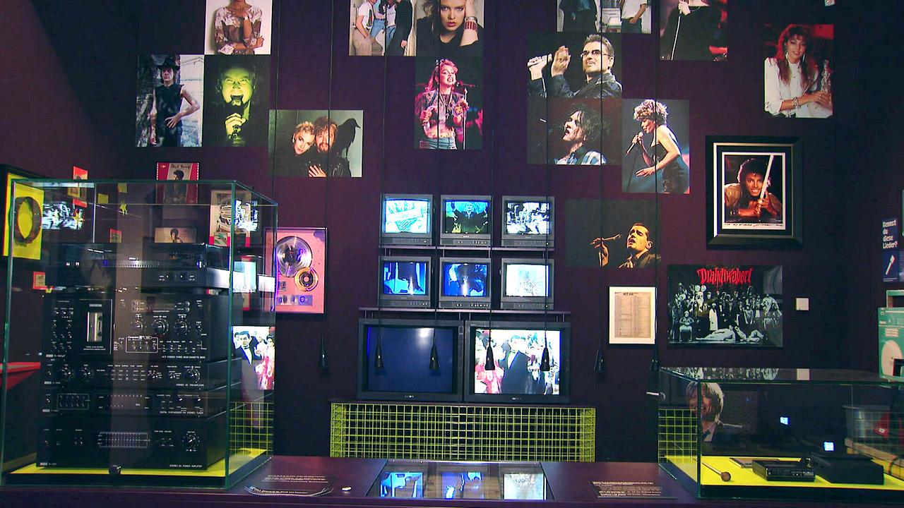 © ORF/Landesstudio Niederösterreich Ein Ausstellungsraum auf der Schallaburg zeigt Musik- und Medientechnik, alte Fernsehgeräte und zahlreiche Konzertfotos an den Wänden. Hier dreht sich alles um die 80er Jahre.
