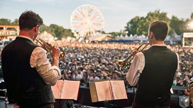 © ORF/Woodstock der Blasmusik/Klaus Mittermayr Blick von der Bühne, auf der zwei Trompeter spielen, ins Hauptgelände des Woodstock