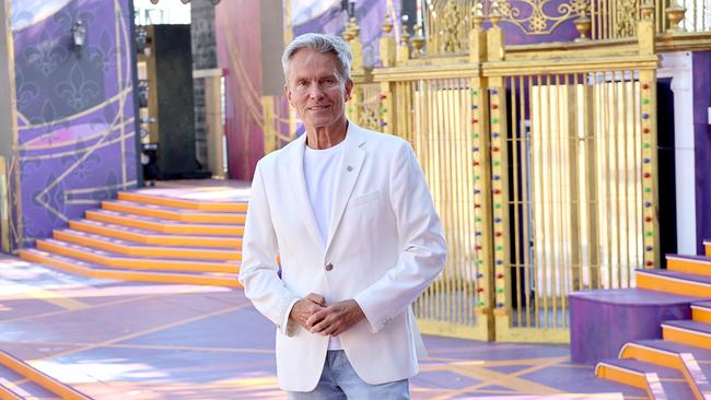 © ORF/Landesstudio Burgenland/Markus Fuchs Moderator Alfons Haider steht in einem farbenprächtigen, bühnenartigen Ambiente mit goldenen und violetten Dekorationen auf der Bühne von „Ein Käfig voller Narren“ auf der Seebühne Mörbisch