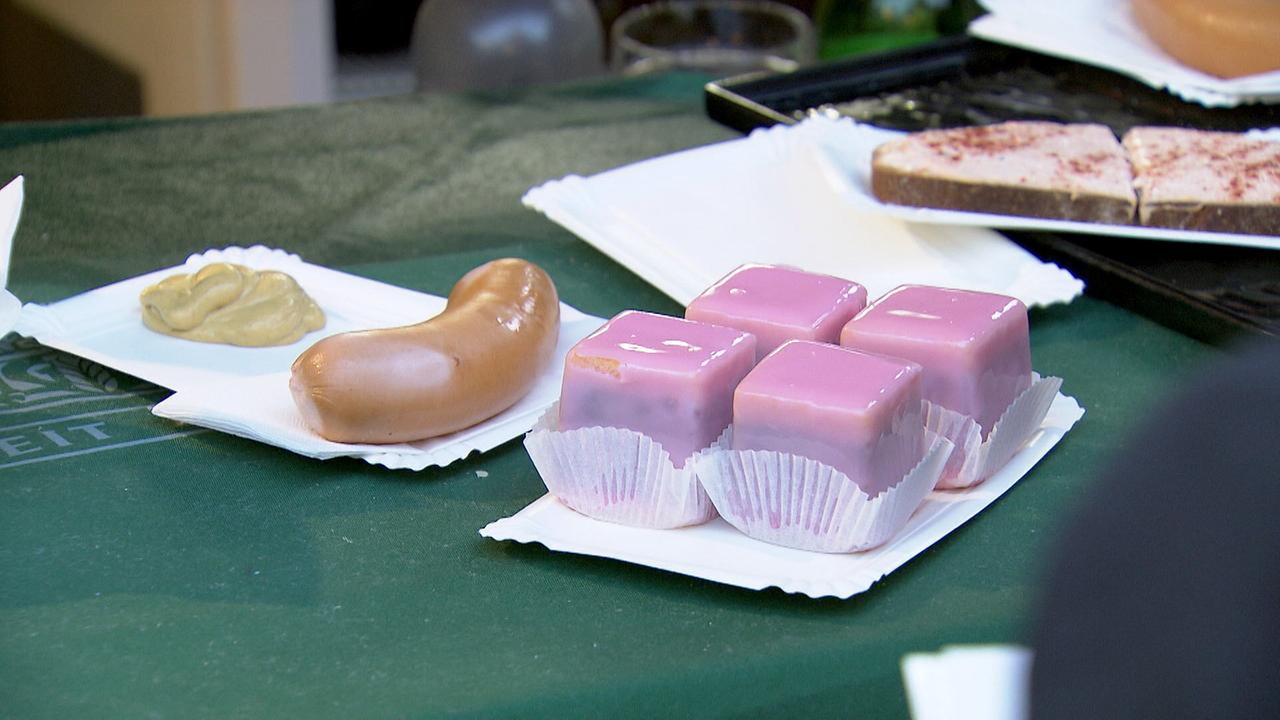 © ORF/Landesstudio Wien Auf einem Tisch liegen kleine Punschkrapfen, ein Würstel mit Senf und belegte Brote bereit.