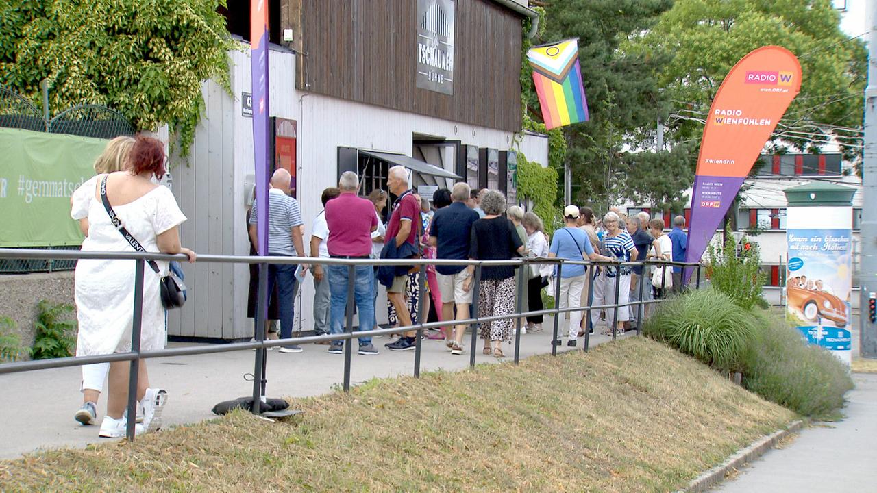 © ORF/Landesstudio Wien Gäste stehen vor dem Eingang der Tschauner Bühne in Wien an, begleitet von Radio-Wien-Bannern.