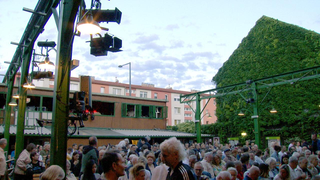 © ORF/Landesstudio Wien Eine große Menschenmenge füllt den Außenbereich vor der Tschauner Bühne am frühen Abend.