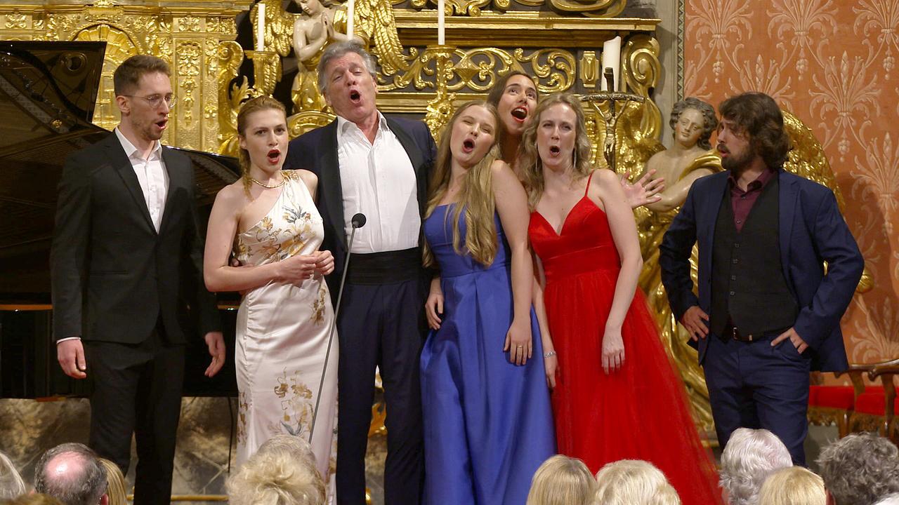 © ORF/Landesstudio Kärnten Konzert in der Stiftskirche Millstatt mit Thomas Hampson und jungen Gesangstalenten in der prunkvollen goldenen Kirchenkulisse