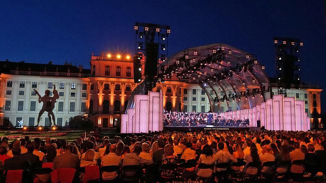 © ORF/Roman Zach-Kiesling Sommernachtskonzert 2026 - Schattenspiel Ballett auf der Schlossfassade