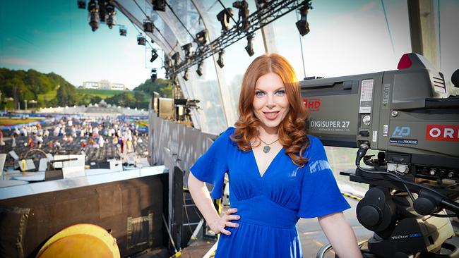 © ORF/Roman Zach-Kiesling Sommernachtskonzert 2026: Teresa Vogl bei ORF-Kamera - Blick Richtung Gloriette