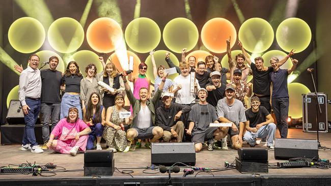 © ORF/Maurice Shourot Siegerfoto mit den Gewinnerinnen und Gewinner des „Sound@V 2025“ auf einer beleuchteten Bühne vor kreisförmigen Lichtelementen